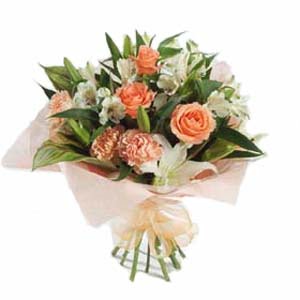Ankara �ankaya K�z�lay Al��veri� Merkezi AVM �i�ek �i�ek�i , �i�ek�ilik  karisik buket tanzimi demeti - anneler g�n� �i�ek buketi -