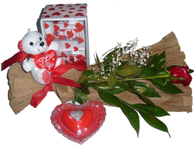 Tek g�l , mum , Ilove you yazili pelus ve kupalar