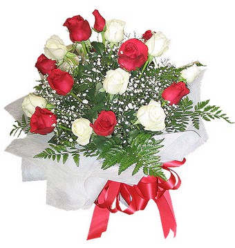 Ankara �ankaya K�z�lay Al��veri� Merkezi AVM �i�ek �i�ek�i , �i�ek�ilik  12 adet kirmizi ve beyaz g�ller buket
