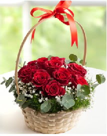 Sepet i�erisinde 12 adet k�rm�z� g�l Ankara �ankaya K�z�lay Al��veri� Merkezi AVM �i�ek �i�ek�i , �i�ek�ilik 