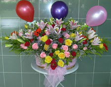 Ankara Yenimahalle Podium AVM  cicek , cicekci  sepet i�erisinde yayvan �i�ekler ve balon