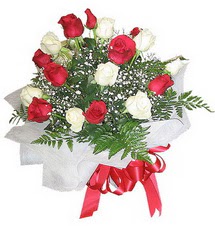 Ankara �ankaya K�z�lay Al��veri� Merkezi AVM �i�ek �i�ek�i , �i�ek�ilik  12 adet kirmizi ve beyaz g�ller buket