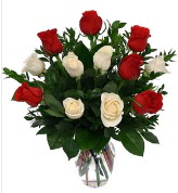 Vazo i�erisinde 6 k�rm�z� 6 beyaz g�l Ankara Ke�i�ren Forum Outlet AVM �i�ek�i �i�ek sipari�i