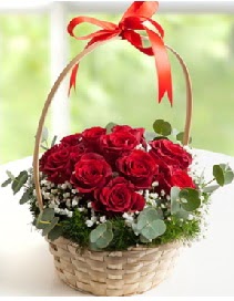 Sepet i�erisinde 12 adet k�rm�z� g�l Ankara �ankaya K�z�lay Al��veri� Merkezi AVM �i�ek �i�ek�i , �i�ek�ilik 
