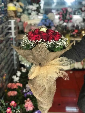 12 adet k�rm�z� 1 adet beyaz g�l buketi Ankara Ke�i�ren Forum Outlet AVM �i�ek�i �i�ek sipari�i